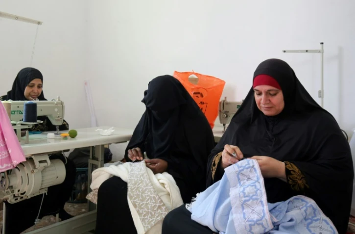 Des réfugiées palestiniennes brodent au sein d'un atelier dans le camp de Jerash en Jordanie, le 5 novembre 2017