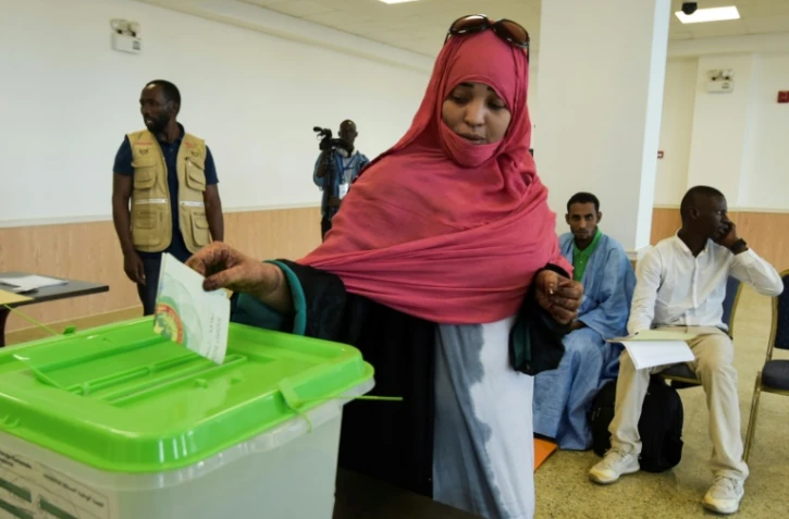 Une femme vote pour la présidentielle en Mauritanie, le 22 juin 2019 à Nouakchott.