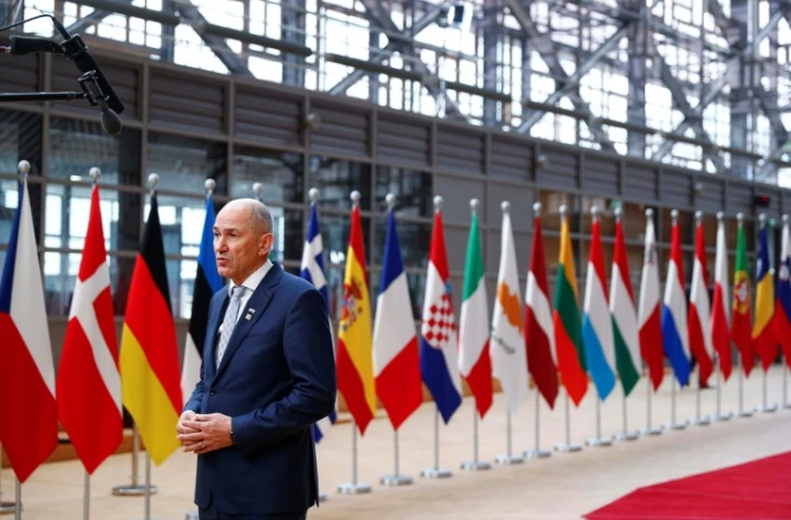 Le Premier ministre slovène Janez Jansa dans l'enceinte du Conseil européen, au second jour du sommet des Vingt-Sept à Bruxelles, le 25 mai 2021