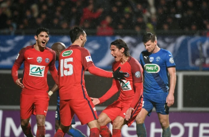 Edinson Cavani auteur du 2e but parisien à Niort est congratulé par Pastore et Guedes, le 1er mars 2017 en Aquitaine