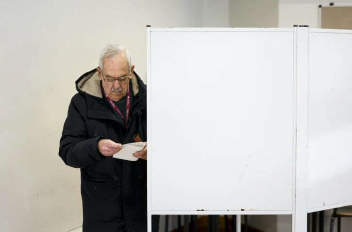Un électeur vote à Lisbonne lors du premier tour de la présidentielle au Portugal, le 18 janvier 2026