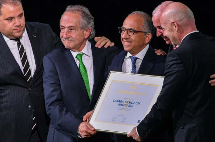 Le président de la Fifa, Gianni Intantino (d) pose avec la délégation Canada-Mexico-USA pour l'organisation du Mondial-2026, à Moscou, le 13 juin 2018