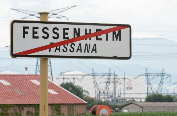 Panneau routier près de la centrale nucléaire de Fessenheim le 27 juin 2020