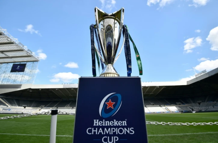 Le trophée de la Coupe d'Europe de rugby est exposé avant la finale entre les Irlandais de Leinster et les Anglais des Saracens, le 10 mai 2019 à Newcastle