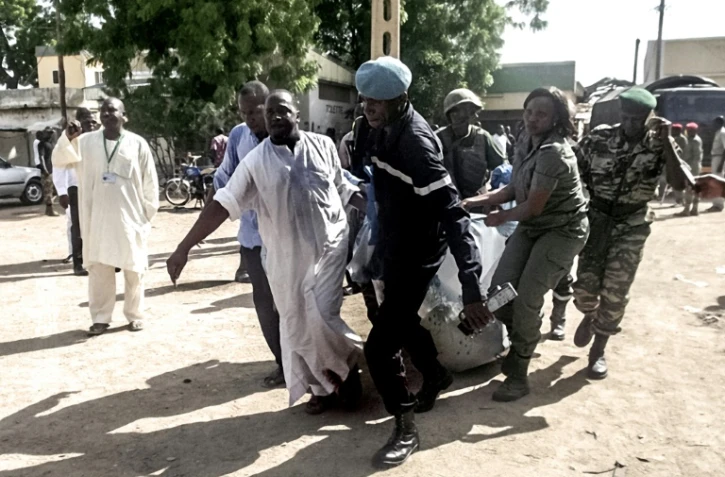 Les forces de sécurité camerounaises transportent les corps des victimes d'une double explosion à Maroua dans le Nord-Cameroun le 22 juillet 2015