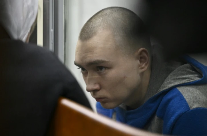 Le soldat russe Vadim Chichimarine, accusé d'avoir abattu un civil ukrainien, lors de son procès au tribunal de Kiev, le 18 may 2022 en Ukraine