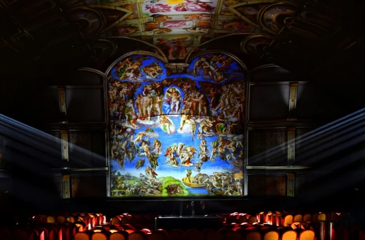 Les techniciens assistent à la répétition du "Jugement dernier - Michel-Ange et les secrets de la chapelle Sixtine", spectacle familial sur Michel-Ange, le 13 mars 2018 à l'auditorium près du Vatican