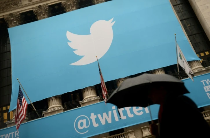 Un drapeau frappé du logo de Twitter sur la facade de la Bourse de New York, le 7 novembre 2013, premier jour du cotation du réseau social en ligne américain qui avait vu le titre s'envoler de plus de 70%