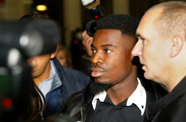 Le défenseur ivoirien du PSG Serge Aurier (c), le 26 septembre 2016 au Palais de justice de Paris