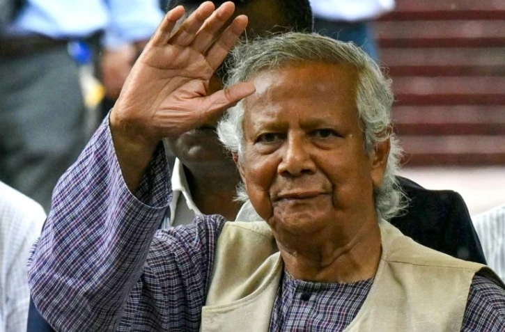 Le prix Nobel de la paix Muhammad Yunus salue l'assistance après avoir rendu hommage le 9 août 2024 à Dacca aux héros de l'indépendance bangladaise