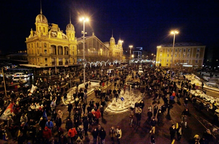 Plusieurs milliers de manifestants se sont rassemblés à Budapet à l'appel de syndicats et de partis politiques pour protester contre la modification de la loi du travail, le 16 décembre 2018