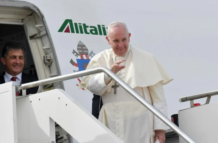 Le pape François adresse un salut au moment de quitter Rome à destination des Emirats arabes unis, le 3 février 2019