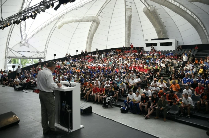 Le directeur du Dakar Etienne Lavigne s'adresse aux concurrents avant le prologue du Rallye-raid Ă Rosario, le 2 janvier 2015