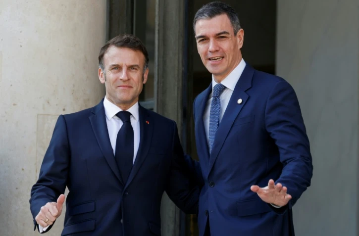Le président français Emmanuel Macron accueille le Premier ministre espagnol Pedro Sanchez à son arrivée au palais de l'Elysée, à Paris, le 27 mars 2025