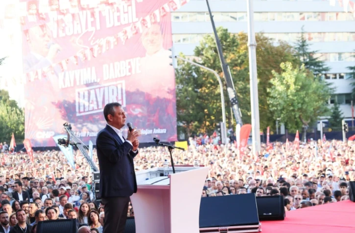 Özgür Özel, le leader du CHP, principal parti d'opposition en Turquie, prononce un discours devant la foule rassemblée à Ankara, le 14 septembre 2025 
