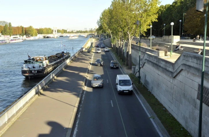 Des voitures circulent sur les voies sur berges de la rive gauche de Paris, le 11 octobre 2010