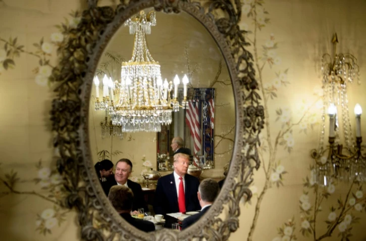 Le président américain Donald Trump au côté du secrétaire d'Etat américain Mike Pompeo à un petit déjeuner de travail avant l'ouverture du Sommet de l'Otan, le 11 juillet à Bruxelles.   