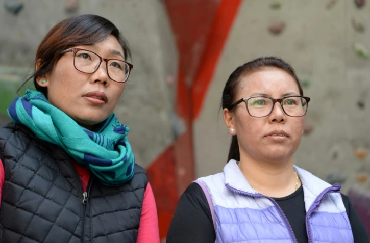 Furdiki Sherpa (à droite) et Nima Doma Sherpa, deux veuves népalaises de l'ethnie Sherpa qui comptent gravir l'Everest, comme leurs maris décédés, posent pour l'AFP à Katmandou le 12 février 2019