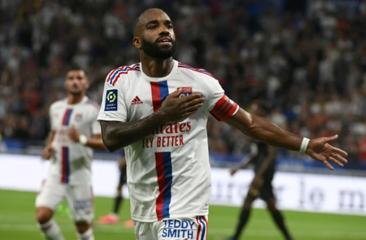 Alexandre Lacazette communie avec les surpporters après avoir inscrit le 2e but de l'Olympique Lyonnais contre l'AC Ajaccio à Décines, le 5 août 2022 