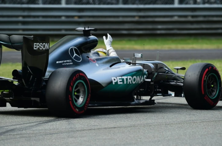 Le Britannique Lewis Hamilton (Mercedes) salue les spectateurs après avoir obtenu la pole position pour le GP d'Italie, le 3 septembre 2016 sur le circuit de Monza