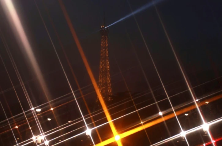 Les faisceaux de la Tour Eiffel, qui illuminent Paris depuis 1999, resteront éteints jusqu'au 10 octobre pour "rénovation"