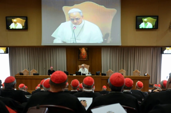Photo diffusée par les médias du Vatican, le 10 mai 2025, du pape Léon XIV lors d'une rencontre avec des cardinaux au Vatican