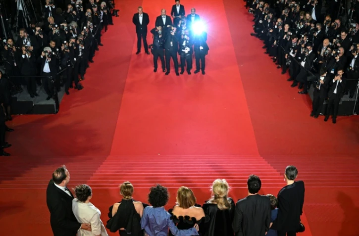 L'équipe du film "Gentle Monster" sur le tapis rouge du Festival de Cannes, le 15 mai 2026