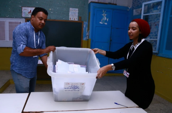 Des volontaires comptent les bulletins dans un bureau de vote de Sousse, le 15 septembre 2019.