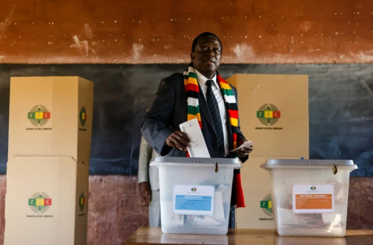 L'actuel dirigeant Emmerson Mnangagwa vote dans une école de Kwekwe au Zimbabwe, le 30 juillet 2018
