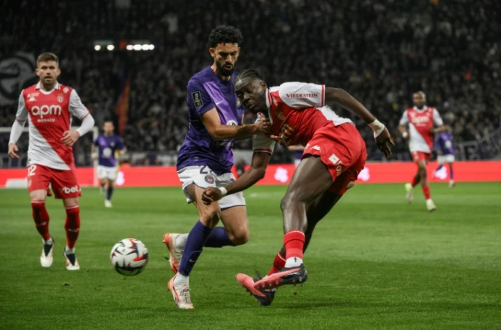 Rafik Messali et Christian Mawissa lors du match nul (1-1) entre Toulouse et l'AS Monaco en Ligue 1 à Toulouse le 7 mars 2025