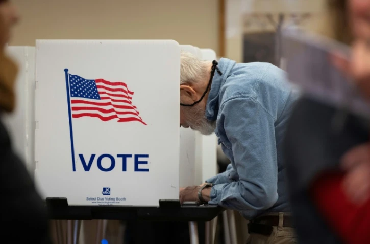Un électeur à un bureau de vote de Madison, dans le Wisconsin (nord des Etats-Unis), le 1er avril 2025