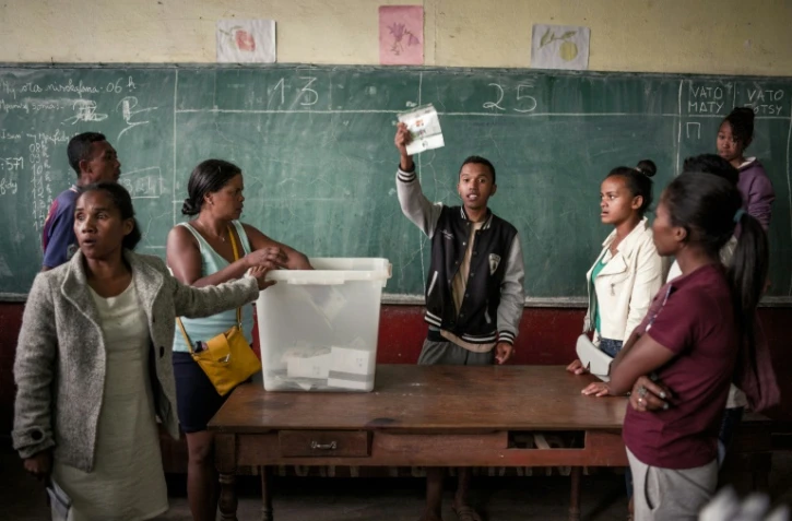 Les opérations de dépouillement dans un bureau de vote d'Antananarivo le 19 décembre 2018