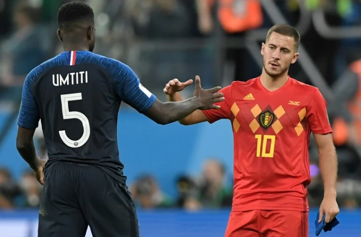Le milieu de terrain belge Eden Hazard (d) serre la main du défenseur français Samuel Umtiti à la fin de la demi-finale du Mondial entre les deux pays, le 10 juillet 2018 à Saint-Pétersbourg      