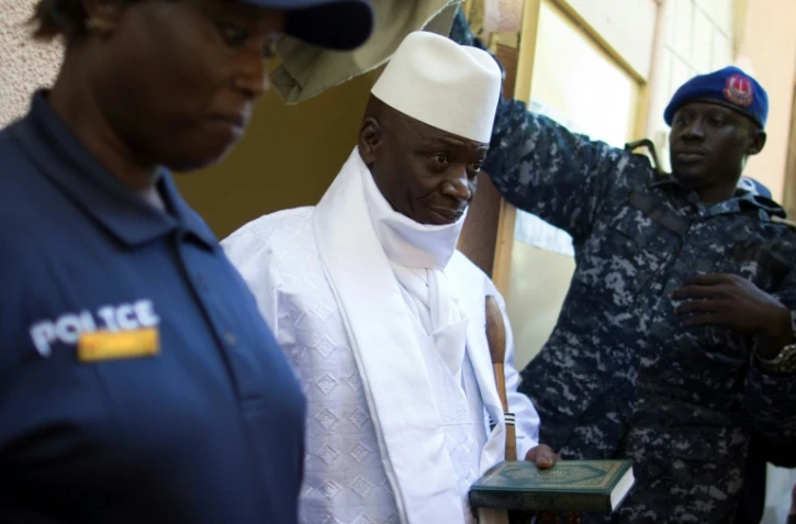 Le président gambien sortant Yahya Jammeh (C) à la sortie du bureau de vote le 1er décembre 2016 à Banjul