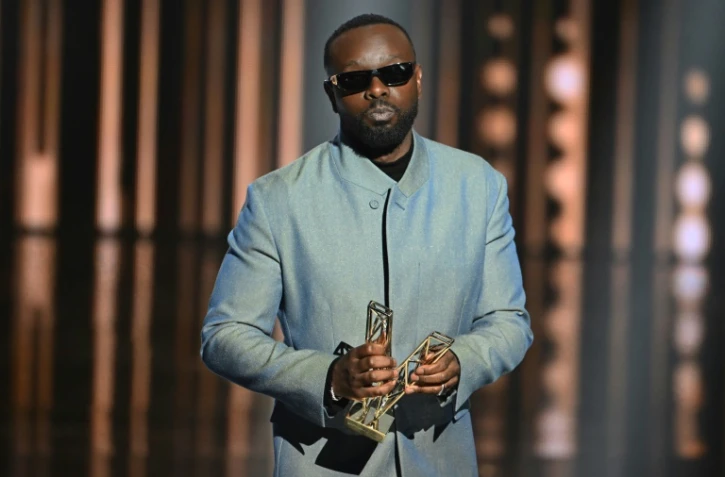 Le chanteur congolais Gims reçoit le prix du meilleur artiste masculin lors de la 40e édition des Victoires de la musique, à la Seine Musicale de Boulogne-Billancourt, le 14 février 2025