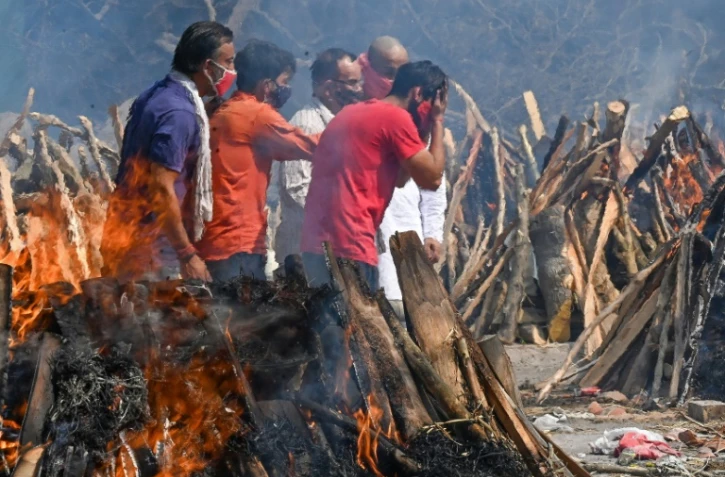 Bûchers funéraires de victimes décédées du Covid-19 dans un crématorium à New Delhi, le 27 avril 2021 en Inde