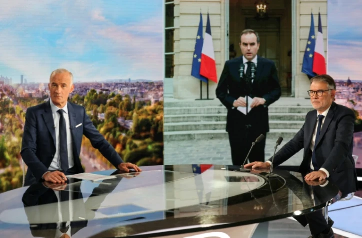 Olivier Faure (D) premier secrétaire du Parti Socialiste et le journaliste Gilles Bouleau, devant une image du Premier ministre démissionnaire Sébastien Lecornu, au 20h de TF1, à Boulogne-Billancourt, le 6 octobre 2025