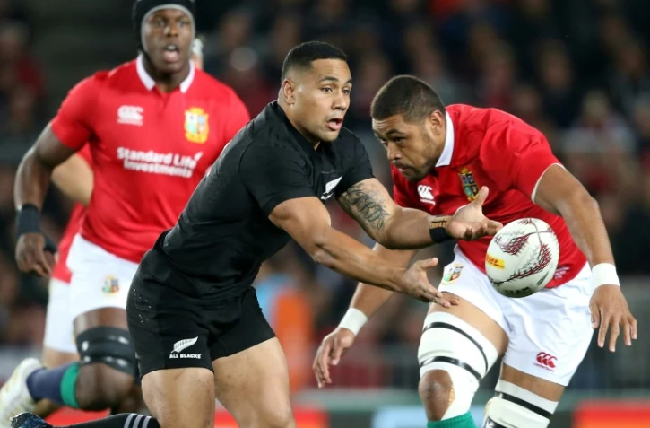 Le centre des All Blacks Ngani Laumape passe le ballon lors du test-match face aux Lions à l'Eden Park d'Auckland, le 8 juillet 2017