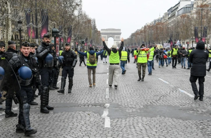 Des "gilets jaunes" manifestent sur les Champs-Elysées, le 15 décembre 2018 à Paris