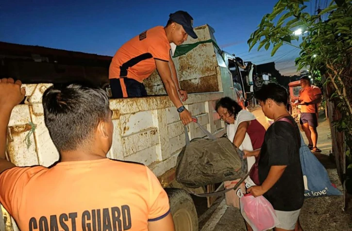 Photo diffusée par les garde-côtes philippins montrant des garde-côtes évacuant des habitants, en prévision de l'arrivée du typhon Man-yi, à Virac, dans la province de Catanduanes (est des Philippines), le 15 novembre 2024 