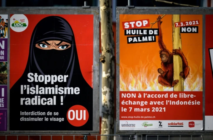 Des affiches de campagne en faveur de l'interdiction de la burqa et contre l'accord commercial avec l'Indonésie, le 1er mars 2021 à Genève