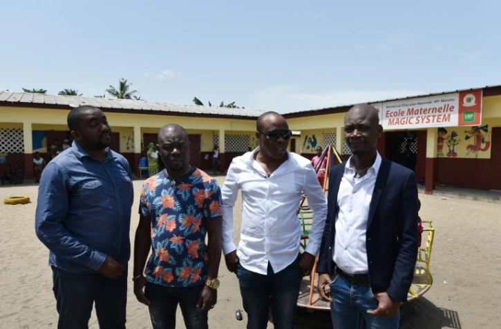 Magic System à l'école maternelle qu'il a créé dans son quartier natal d'Anoumabo, à Abidjan, en Côte d'Ivoire, le 29 mai 2017