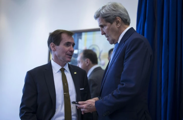 Le porte-parole de la diplomatie américaine, John Kirby, (g) et le secrétaire d'Etat John Kerry (d) à l'aéroport d'Amman en Jordanie, le 24 octobre 2015