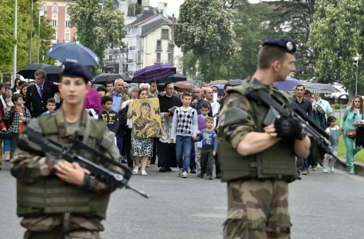 Procession sous haute sécurité devant la grotte Massabielle le 3 mai 2016 à Lourdes