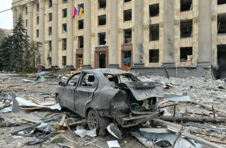 Une place de Kharkiv, deuxième ville d'Ukraine, après un bombardement russe, le 1er mars 2022