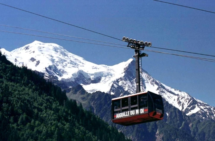110 personnes sont bloquées depuis la d'après-midi dans des télécabines au-dessus des glaciers du Mont-Blanc, à plus de 3.000 m
