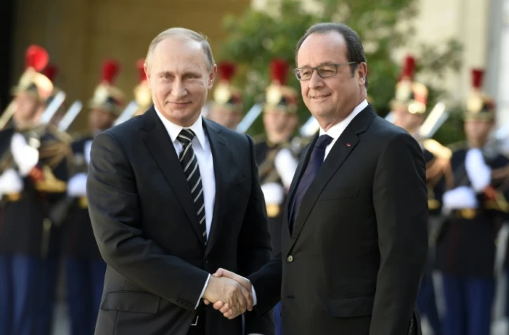 Poignée de mains entre le président russe Vladimir Poutine et François Hollande le 2 octobre 2015 à l'Elysée à Paris 