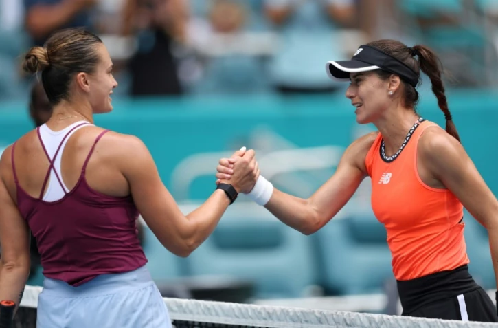 La Roumaine Sorana Cirstea sert la main de la Bélarusse Aryna Sabalenka aprÚs leur quart de finale à Miami le 29 mars 2023