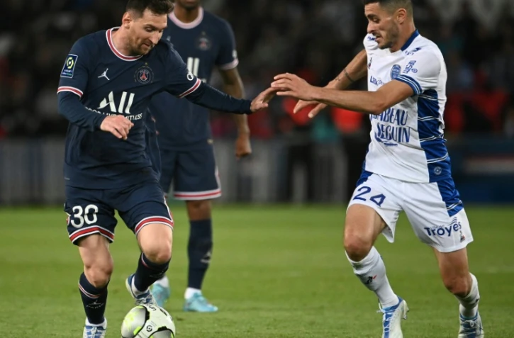 L'attaquant du PSG Lionel Messi (g) face au Troyen Calvin Bombo, le 8 mai 2022 au Parc des Princes 