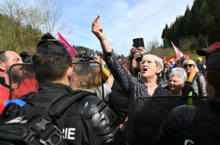 Des manifestants protestent contre la réforme des retraites près du Château de Joux, à La-Cluse-et-Mijoux (est) le 27 avril 2023 avant une visite d'Emmanuel Macron
